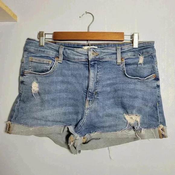 H&M Size 14 Classic Medium Wash Ripped Distressed Faded Pocket Zip Denim Shorts - Picture 1 of 8